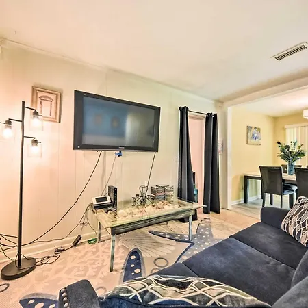 Jacksonville Getaway With Yard About 2 Mi To Beach!